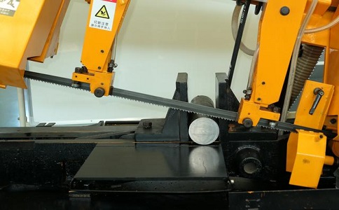 东乡数控带锯床自动送料精度会出现偏差吗？